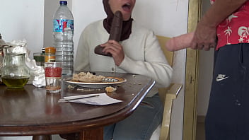 Anak Tiri Beli Dildo Raksasa Untuk Menghancurkan Memek Berbuluku Yang Gatal