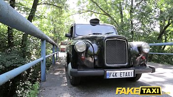 Taksi Palsu: Cewek Thailand Seksi Dengan Bibir Vagina Tindik Suka Kontol Inggris