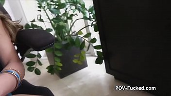 Agen Properti Yang Panas Membungkuk Untuk Adegan Panas Singkat Di Depan Kamera