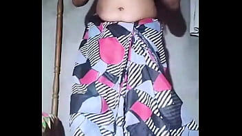 Bhabhi Menggoda Memperlihatkan Payudara Putihnya Yang Menggairahkan