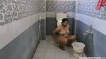 Bhabhi India Menggairahkan, Mandi Usai Bercinta Kasar Dengan Penuh Nafsu