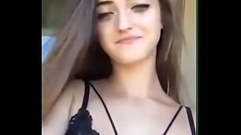 Gadis Rusia Manis Di Balkon Dengan Bikini Seksi Di Turki