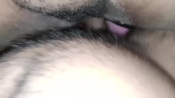 Uma Esposa Rechonchuda Tem Sua Vagina Violentamente Penetrada Pelo Cunhado No Sofá Da Residência