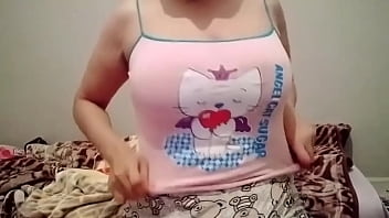 Pembantu Arab Muslim Dengan Payudara Terbuka Saat Membersihkan Rumah