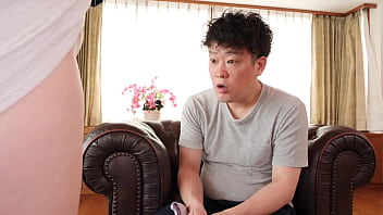 Putri Dewi Tersipu Malu Saat Teman Anaknya Melihat Dalamannya Yang Vulgar