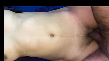 Ayah Tiri Menenangkan Kemaluan Gadis Perawan Yang Berdebar Dengan Menidurinya Di Malam Hari