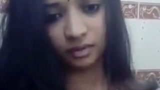 Istri Desi Priya Berpose Seksi Untuk Selfie Panas