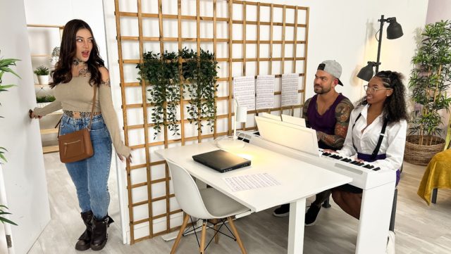 Memek Guru Piano Dihardcore Di Atas Pianonya