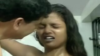 Nafsu Terlarang Di Kamar Mandi: Adegan Panas Ayah Tiri Dan Putri Tiri Dalam Film Biru India