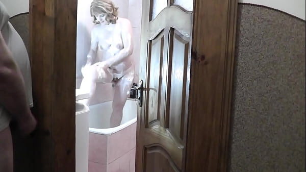 Anak Tiri Mandi, Ayah Tiri Mengintip, Merangsang Diri Dan Memancarkan Sperma Di Bawah Pintu Kamar Mandi.