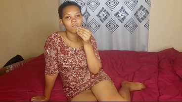 Ibu Menggoda Diri Di Kamar Tidurnya, Memiliki Kemaluan Cokelat Yang Menggoda