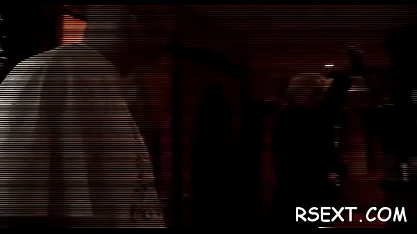 Gadis Cantik Dengan Pantat Seksi Membungkuk Dan Mengisap Kontol Dengan Keras