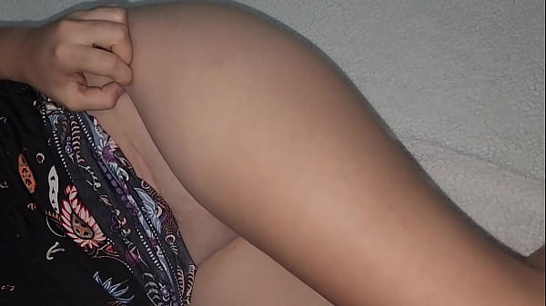 Adik Tiriku Yang Seksi, Pamer Pantatnya Saat Nonton Tv Bareng