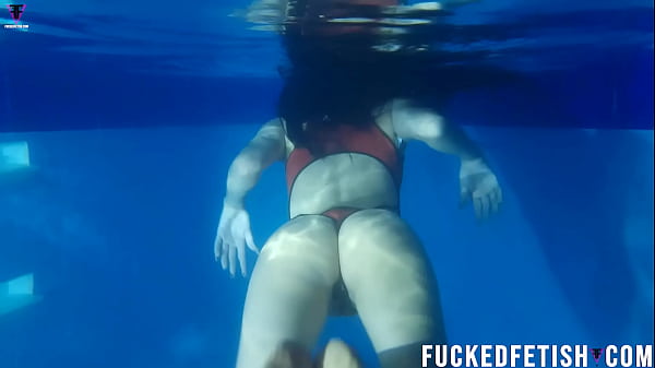 Helen Bintang Malam Bergairah Di Kolam Renang Sensual
