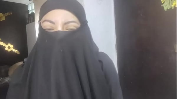 Istri Arab Amatir Yang Menggairahkan Squirting Di Niqabnya, Masturbasi Saat Suami Sedang Shalat