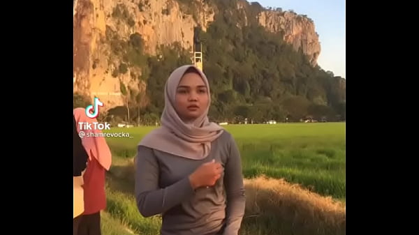 Goyangan Maut Bertudung Menggoda