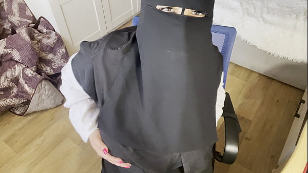 Gadis Turki Bermata Indah Dalam Hijab Menggoda Diri Dengan Stoking