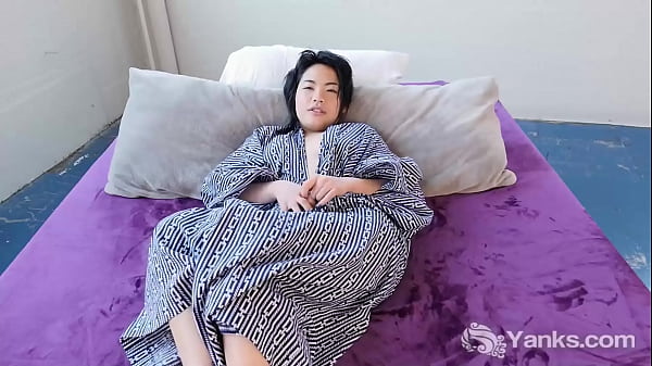 Gadis Asia Amatir Yanks Mainkan Memek Emasnya