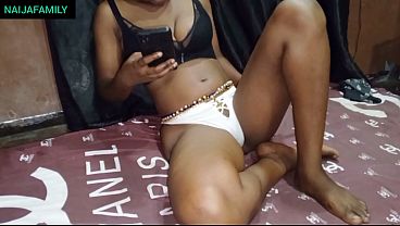Video Panas Keluarga Naija: Remaja Afrika Ebony Menggoda Dengan Ciuman Liar Di Area Sensitif