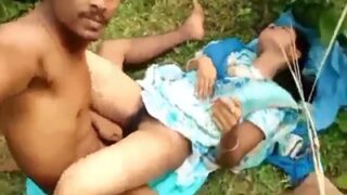 Desi Mesum Ngentot Pacar Yang Sudah Menikah Di Semak-semak Terbuka
