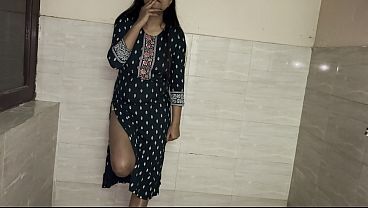 Devar Nangkep Bhabhi Lagi Ngerokok Sendirian, Tiap Hari Bhabhi India Ini Digituin Pantat Dan Memeknya Sama Devar