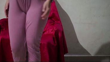Gadis Tionghoa Bergaun Satin Menggoda Dengan Eksplisit Di Video Panas Terkini