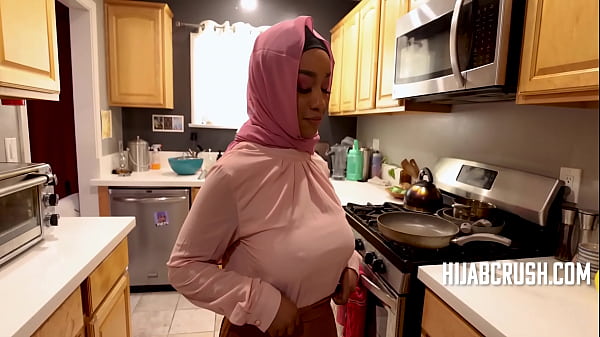 Bajunya Ketat, Jilbabnya Rapat, Tapi Gerakannya Bikin Malu-maluin—lily Starfire Naik Kayak Bintang Bokep.
