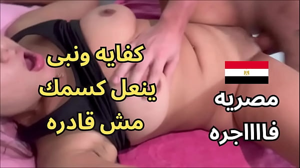 عاهرة عربية مثيرة واقفة في البلكونة تفرك كسها على السور وتستنجد بالجيران للجماع