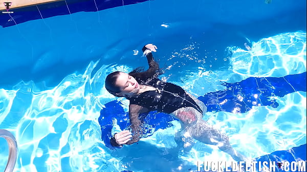 Jessica Bunny Menggoda Di Kolam Renang Bawah Air