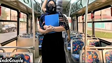 Ibu Muslim Pulang Kampus Naik Bus, Tiba-tiba Ada Stranger Yang Ngerogohin Hijabnya Sambil Mainin Memek.