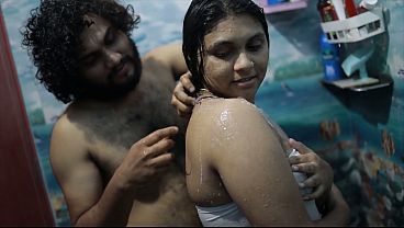 Cewek India Mandi Bareng, Panasnya Bikin Nyesel