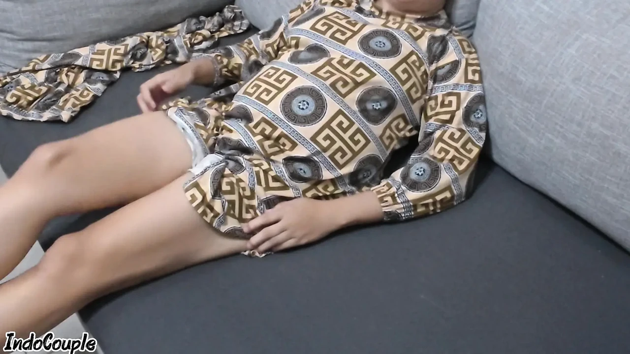 Adik Tiri Colok Di Ruang Tamu Aku Bantuin Dia Puas
