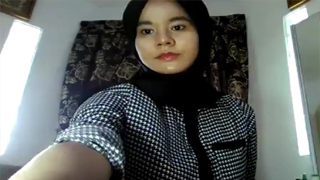 Jilbab Ketat Sange Pamer Body, Bikin Ngilu Pandangan.