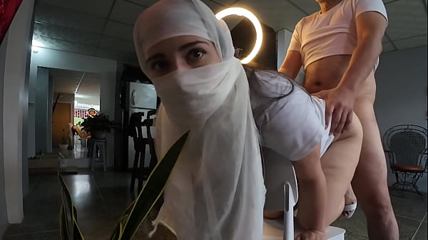 Ngentot Keras Sama Jilbab, Mancingin Air Mani Di Pantatnya.