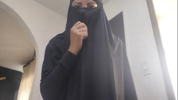 Arab Janda Binal Mainin Memek Basah Sampe Muncrat Di Depan Kamera Sambil Pake Cadar, Ngentot Kasar Bikin Crot.