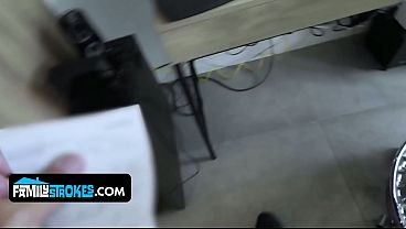 Anak Tiri Cewek Latin Goyangin Tubuh Seksi Di Depan Bokap Tiri, Bikin Si Tua Pengen