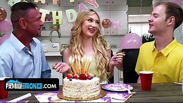 Dada Kecil Montok Alami, Si Anak Tiri Daisy Lavoy, Menggoda Dan Naik Ke Atas Kontol Bapak Tirinya
