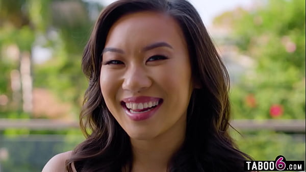 Buka-bukaan Bareng Kimmy Kimm, Cewek Asia Mungil Yang Doyan Dijitak Pantatnya.