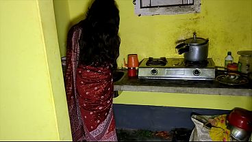 Devar Ngeliat Bhabhi Sendirian Di Dapur, Langsung Gas Tembak Memeknya.