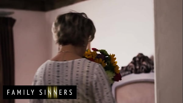 Keluarga Berdosa – Ibu Tiri Nakal Dee Williams Ajarin Anak Tirinya Robby Echo Cara Nikmatin Dan Ngentot Memek Perempuan Beneran