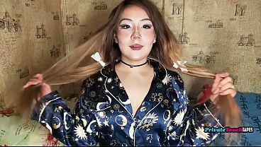 Gadis Rusia Montok Dengan Paha Besar Mainin Memek Sempitnya Pake Dildo Di Dalem.
