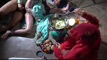 Ibu Tiri Di Dapur, Melenggak-lenggok Bikin Liar, Desi Step Mom Siap Menggoda, Nafsu Memuncak Di Dapur Panas.