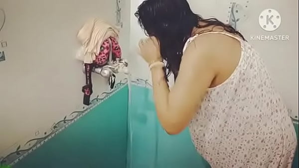 Desi Lagi Mandi, Basah Kuyup, Siap Digoyang Nafsu.