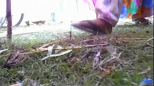 Desi Ngocok Pipis Sambil Ngebasahi Celana