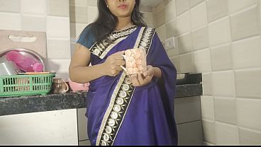 Desi Bhabhi Dapur Me Chai Pee Rahi Thi, Tabhi Padosi Ne Aake Jor Se Chod Diya