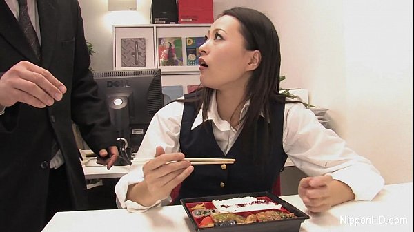 Cewek Kantor Jepang Ngocok Mulut, Lidah Basah Ngecapin Batang Keras Sampai Muncrat.