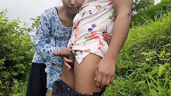 Desi Bhabi Ko Khet Mein Bahar Chodne Ka Maza