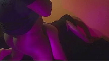 Hot Cewek Asia Bergoyang Sambil Dibelakang