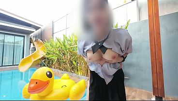 Ninewthai ควยเสี่ยเสียบหีซ้อ Pool Villa ริมสระ แม่งโคตรน่าเย็ด โดนแทงหีมิดด้ามร้องลั่นสวน