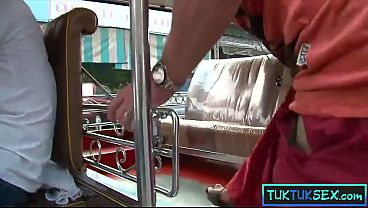 Ngemong Cewek Thailand Montok Di Tuk-tuk, Langsung Digebukin Sampai Puas